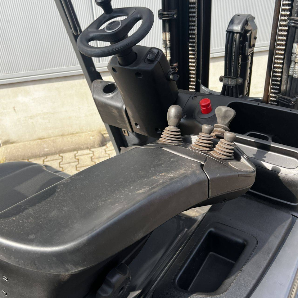 Elektromos targonca Linde E25L (387): 7 kép.