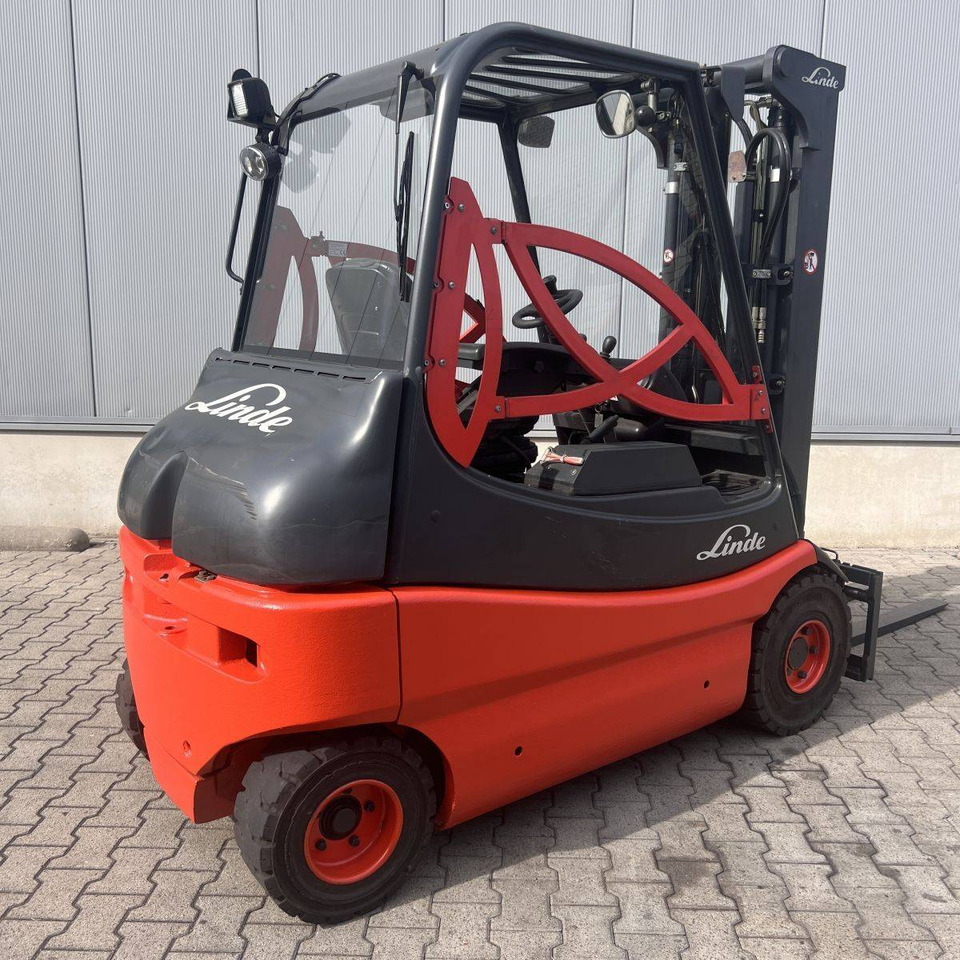 Linde E25S (336-03) - Elektromos targonca: 2 kép. Linde E25S (336-03) - Elektromos targonca: 2 kép.