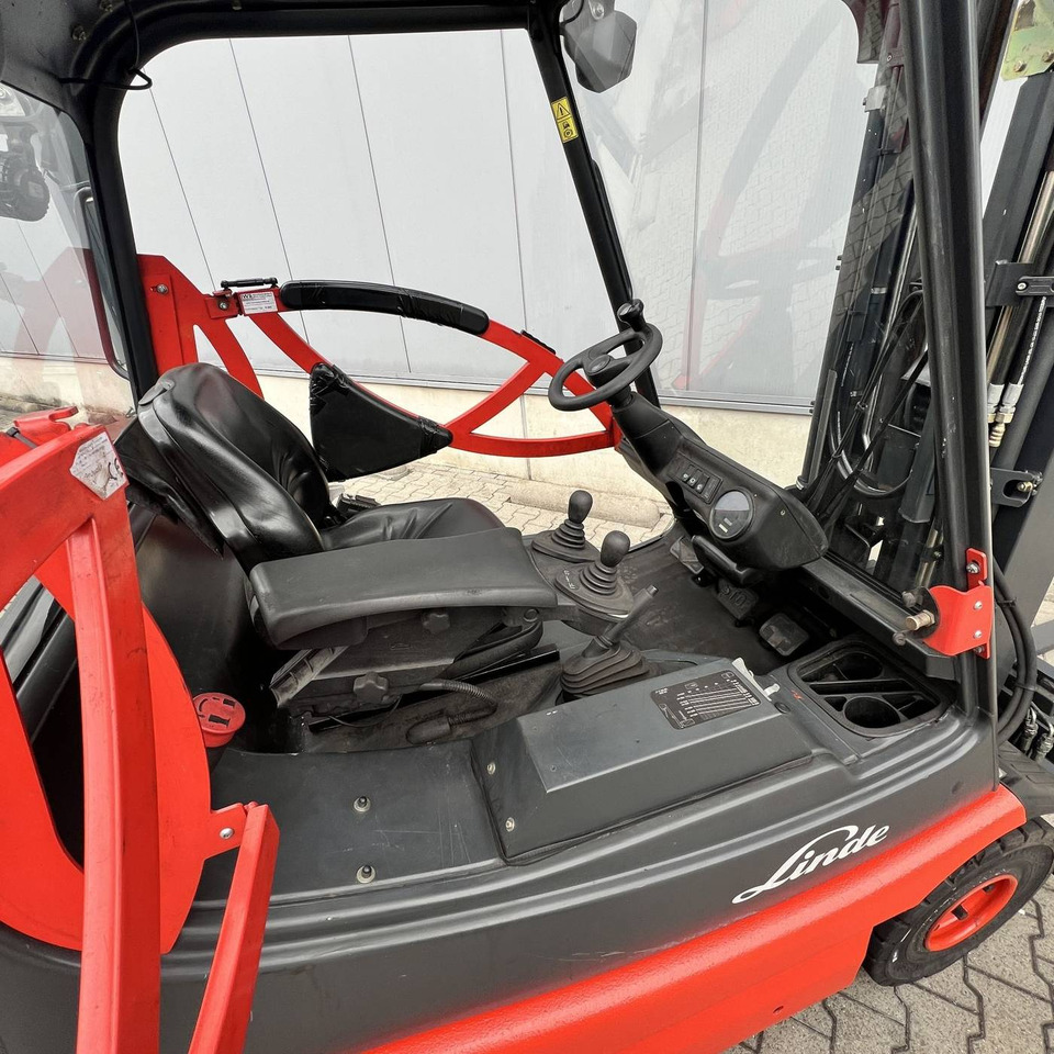 Linde E25S (336-03) - Elektromos targonca: 4 kép. Linde E25S (336-03) - Elektromos targonca: 4 kép.