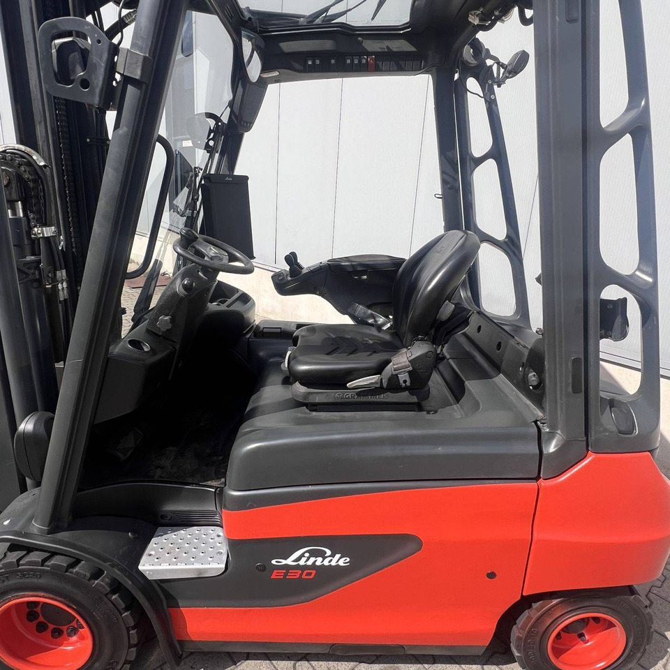 Linde E30 (387) - Elektromos targonca: 4 kép. Linde E30 (387) - Elektromos targonca: 4 kép.