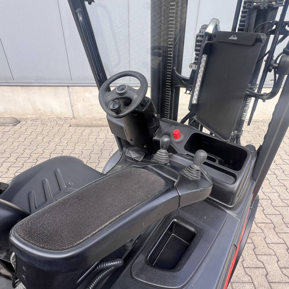 Linde E30 (387) - Elektromos targonca: 3 kép. Linde E30 (387) - Elektromos targonca: 3 kép.