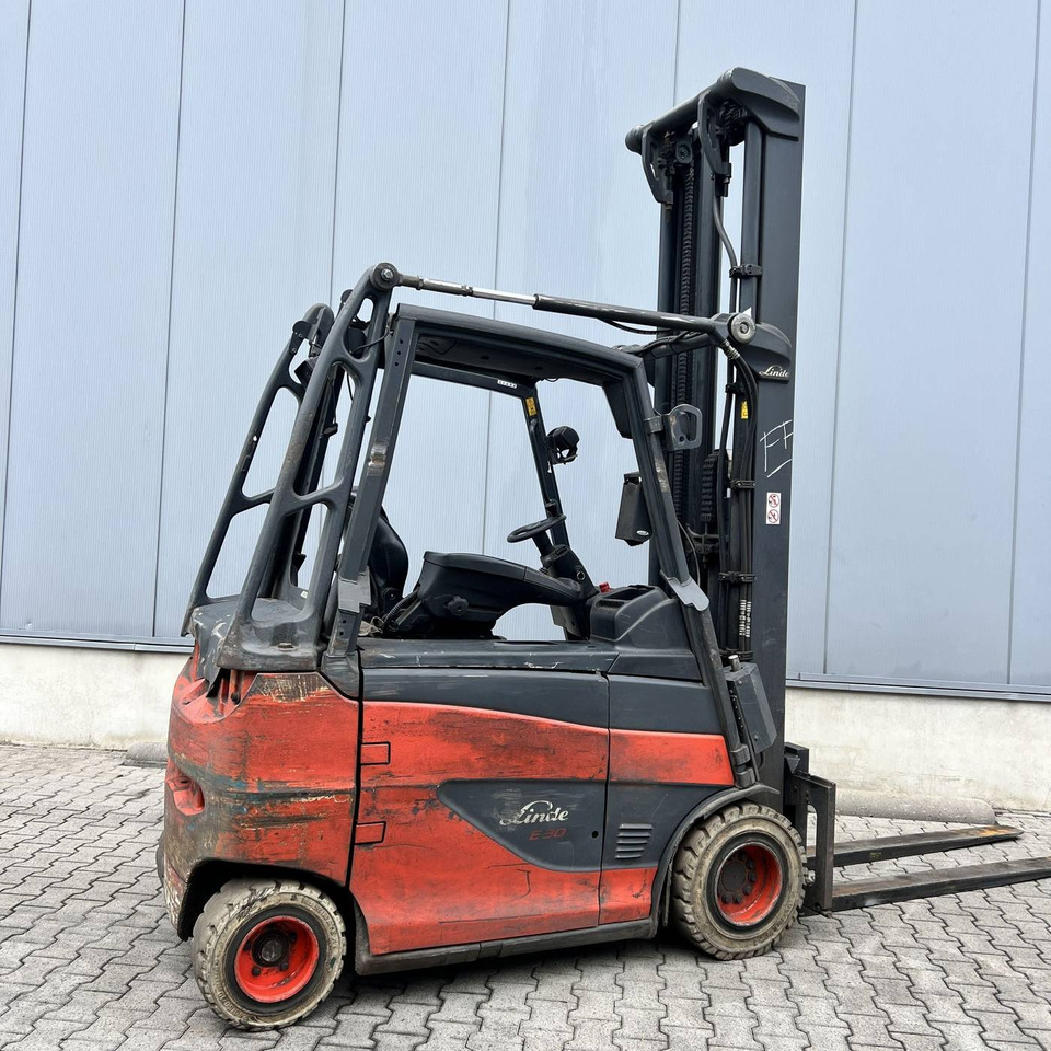 Linde E30/600H (387 ) - Elektromos targonca: 2 kép. Linde E30/600H (387 ) - Elektromos targonca: 2 kép.