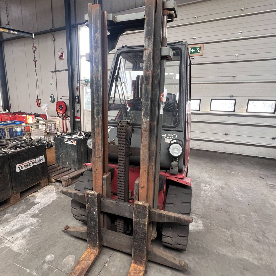 Linde H30T (351) - Gázüzemű targonca: 3 kép. Linde H30T (351) - Gázüzemű targonca: 3 kép.