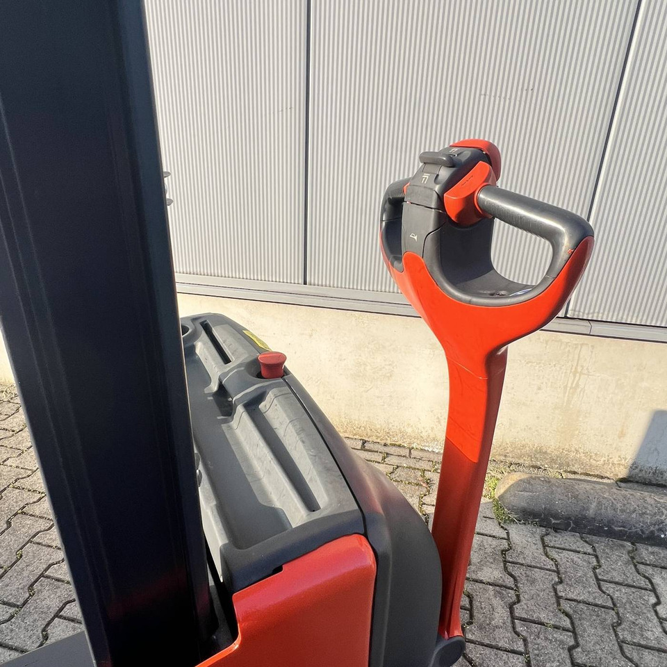 Linde L10 (1172) - Emelőtargoncá: 4 kép. Linde L10 (1172) - Emelőtargoncá: 4 kép.