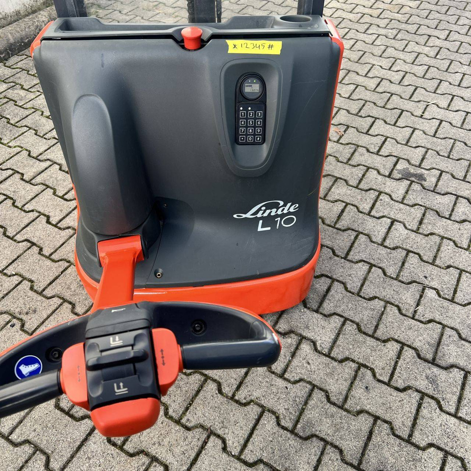 Linde L10 (1172) - Emelőtargoncá: 4 kép. Linde L10 (1172) - Emelőtargoncá: 4 kép.