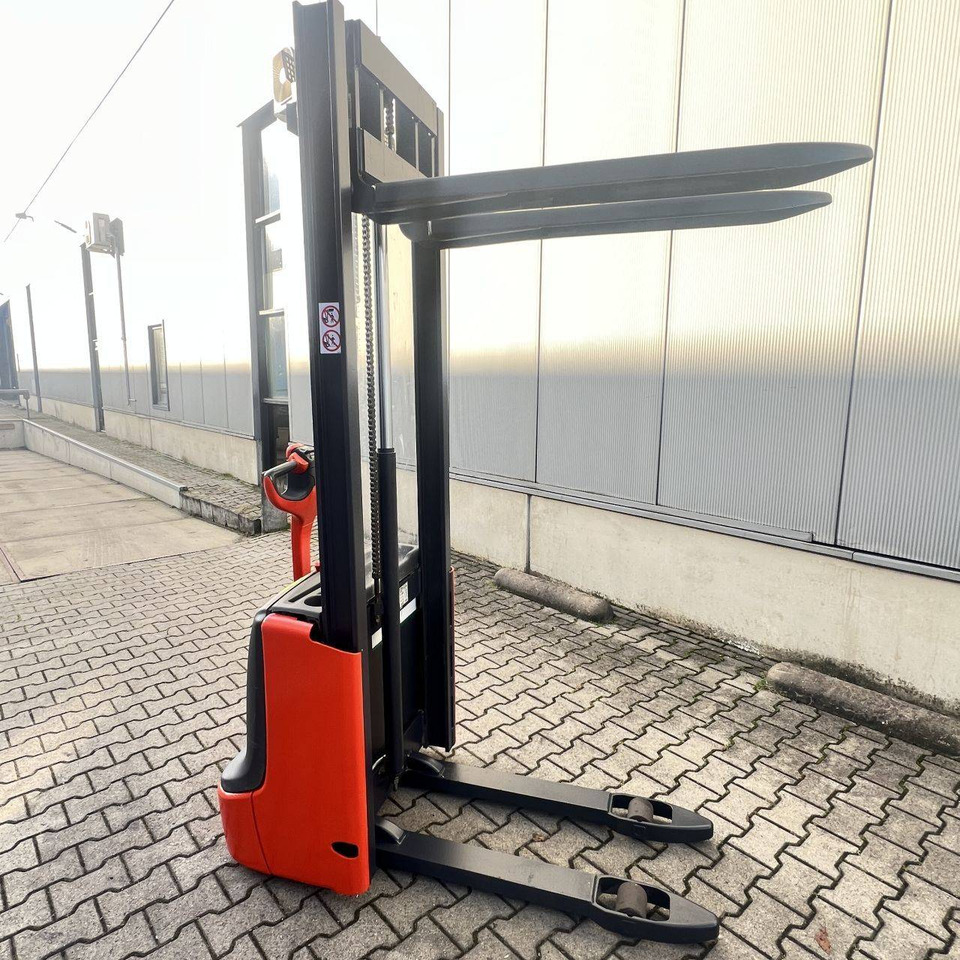 Linde L10 (1172) - Emelőtargoncá: 2 kép. Linde L10 (1172) - Emelőtargoncá: 2 kép.