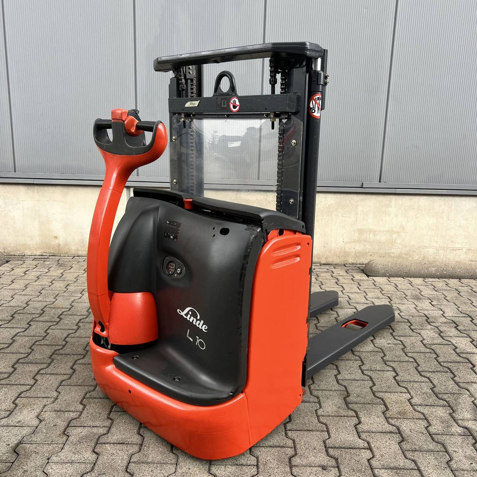 Linde L10 (379) - Emelőtargoncá: 1 kép. Linde L10 (379) - Emelőtargoncá: 1 kép.