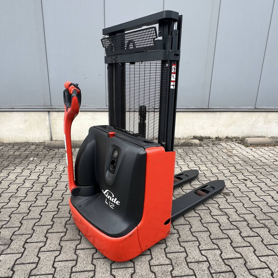 Linde L12 (1172) - Emelőtargoncá: 1 kép. Linde L12 (1172) - Emelőtargoncá: 1 kép.