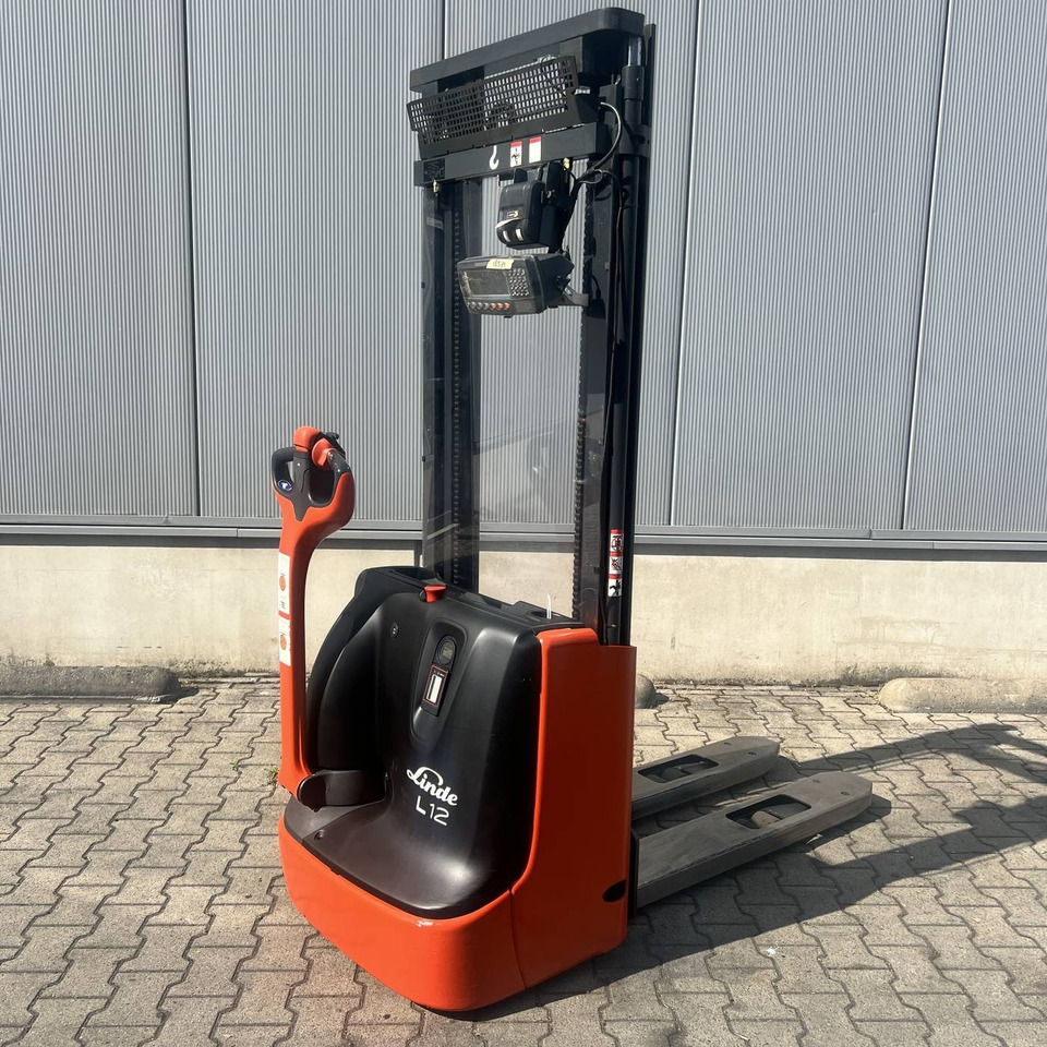 Linde L12 (1172) - Emelőtargoncá: 1 kép. Linde L12 (1172) - Emelőtargoncá: 1 kép.