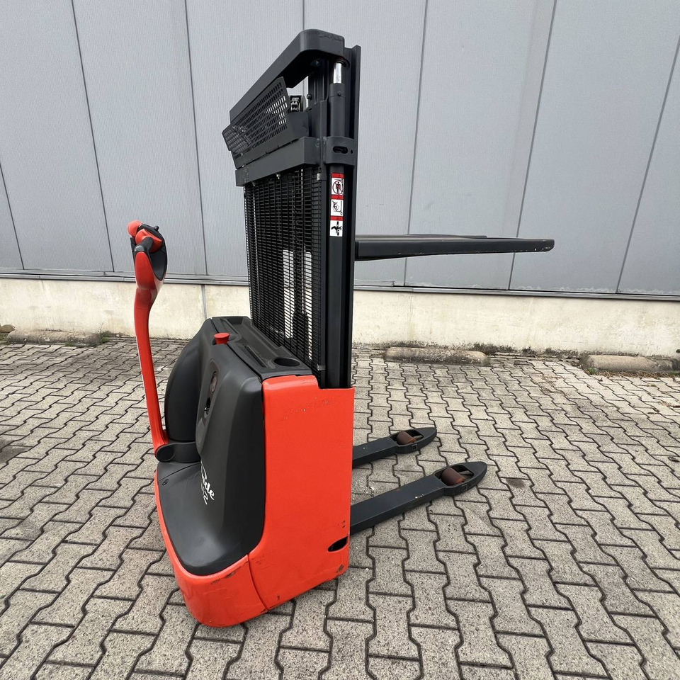 Linde L12 (1172) - Emelőtargoncá: 2 kép. Linde L12 (1172) - Emelőtargoncá: 2 kép.