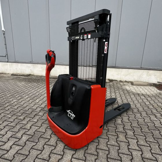 Linde L12 (1172) - Emelőtargoncá: 1 kép. Linde L12 (1172) - Emelőtargoncá: 1 kép.