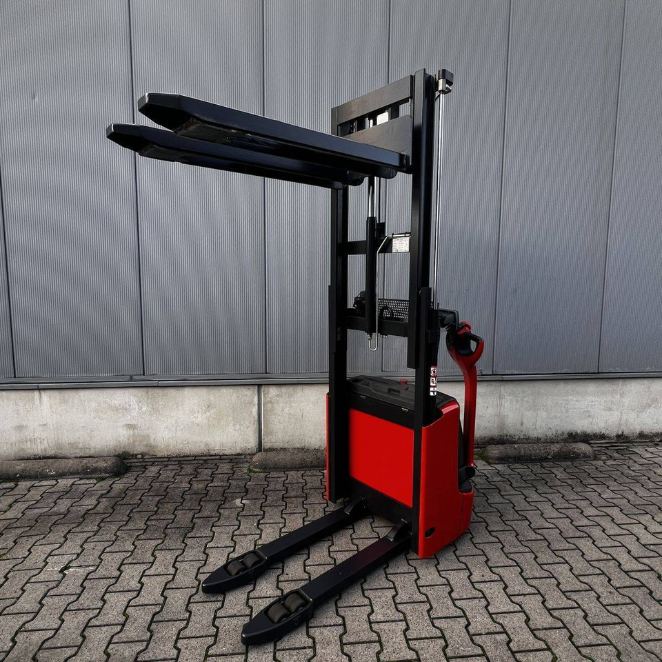 Linde L12 (1172) - Emelőtargoncá: 3 kép. Linde L12 (1172) - Emelőtargoncá: 3 kép.