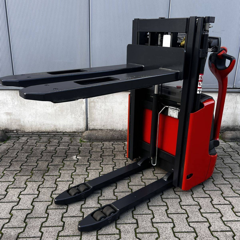 Linde L12 (1172) - Emelőtargoncá: 5 kép. Linde L12 (1172) - Emelőtargoncá: 5 kép.