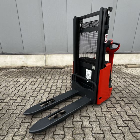 Linde L12 (1172) - Emelőtargoncá: 5 kép. Linde L12 (1172) - Emelőtargoncá: 5 kép.