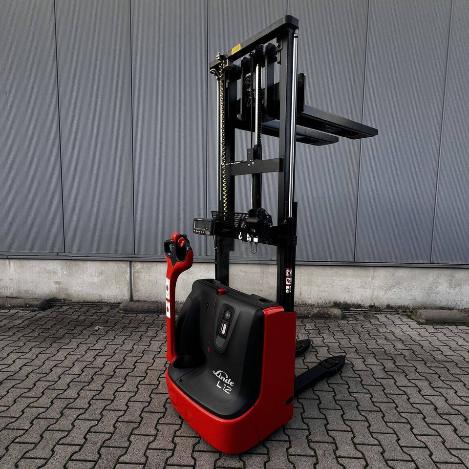 Linde L12 (1172) - Emelőtargoncá: 2 kép. Linde L12 (1172) - Emelőtargoncá: 2 kép.