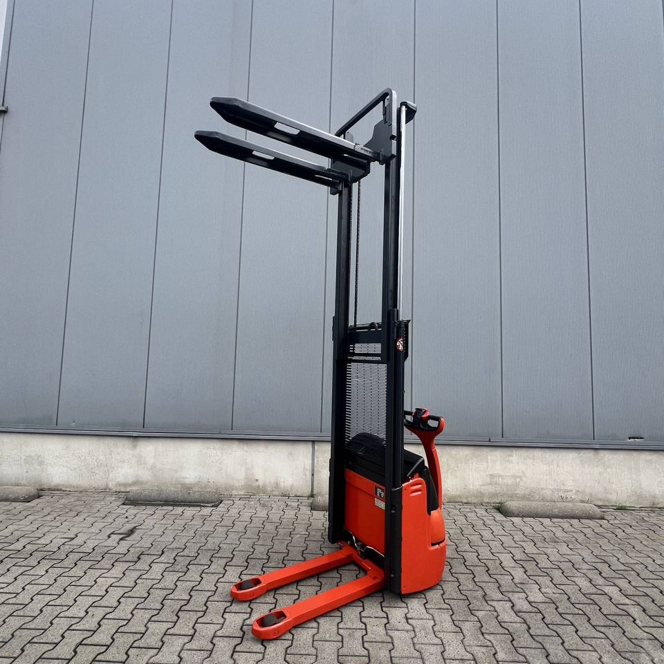 Linde L12 (379) - Emelőtargoncá: 3 kép. Linde L12 (379) - Emelőtargoncá: 3 kép.