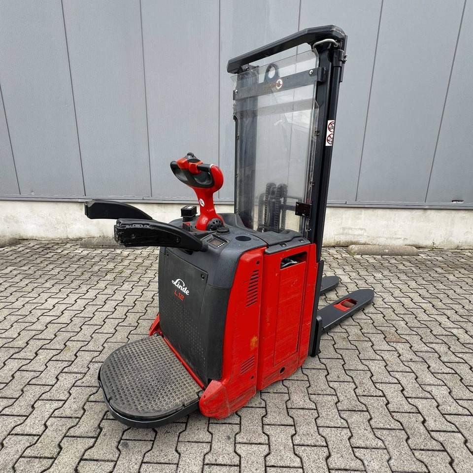 Linde L12AP (133) - Emelőtargoncá: 1 kép. Linde L12AP (133) - Emelőtargoncá: 1 kép.