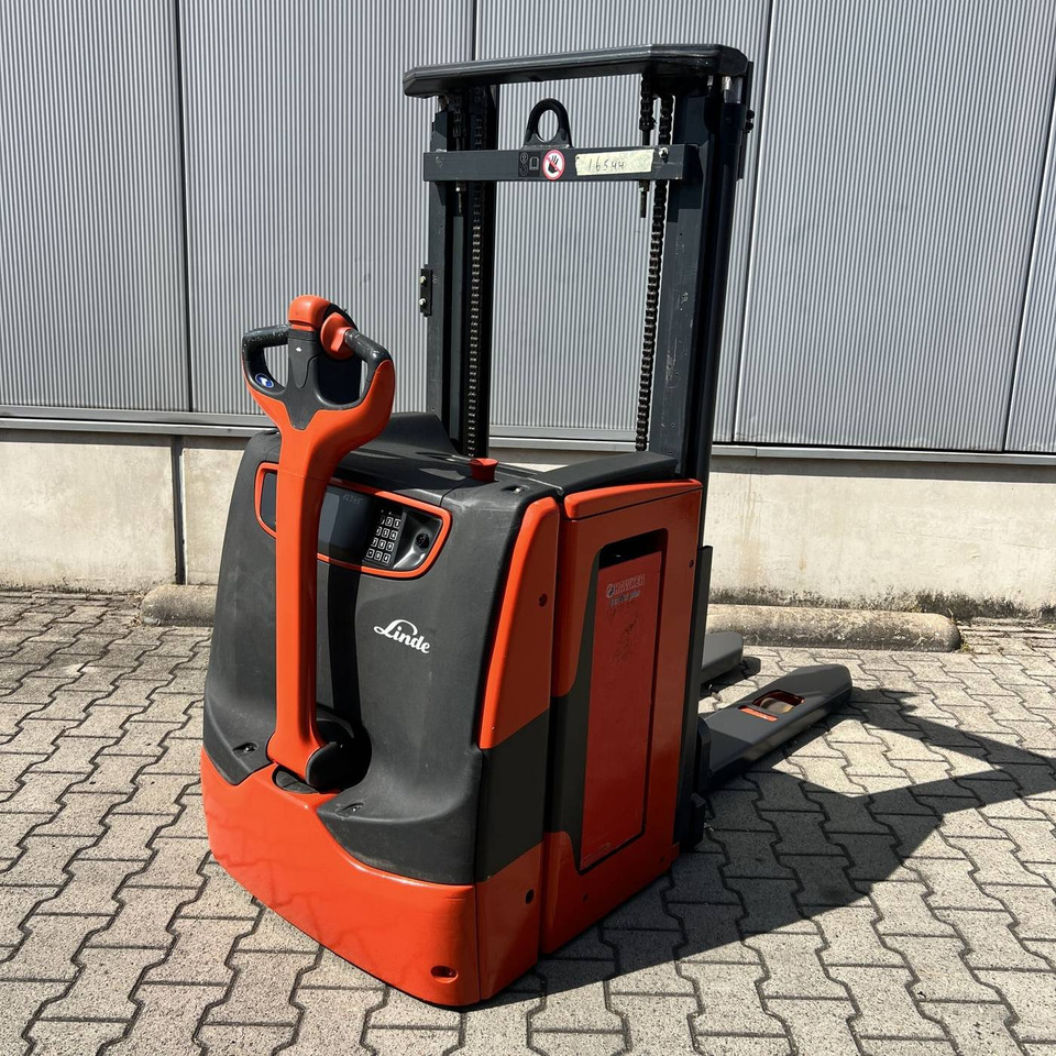 Linde L14 (1173) - Emelőtargoncá: 1 kép. Linde L14 (1173) - Emelőtargoncá: 1 kép.