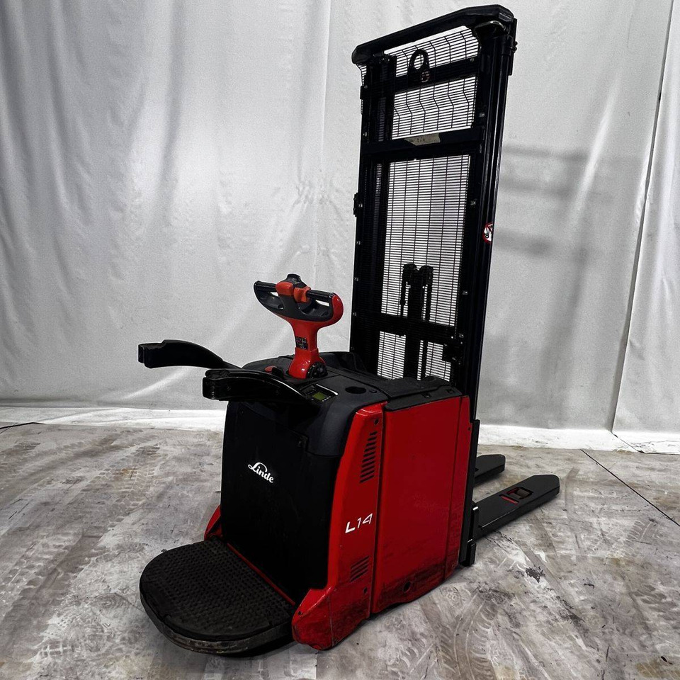 Linde L14AP (133) - Emelőtargoncá: 1 kép. Linde L14AP (133) - Emelőtargoncá: 1 kép.