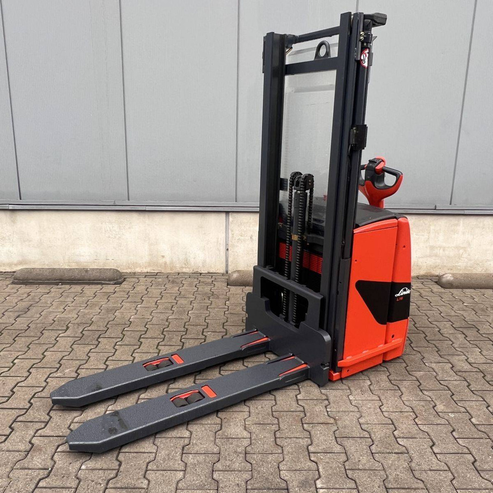 Linde L16 (1173) - Emelőtargoncá: 4 kép. Linde L16 (1173) - Emelőtargoncá: 4 kép.
