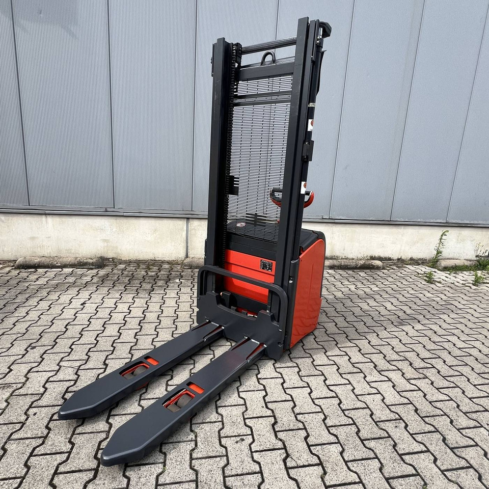 Linde L16 (372) - Emelőtargoncá: 3 kép. Linde L16 (372) - Emelőtargoncá: 3 kép.