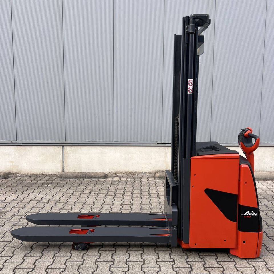 Linde L20i (1173) - Emelőtargoncá: 1 kép. Linde L20i (1173) - Emelőtargoncá: 1 kép.