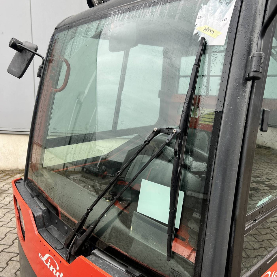 Linde P250 LWB (127) - Elektromos vontató: 3 kép. Linde P250 LWB (127) - Elektromos vontató: 3 kép.