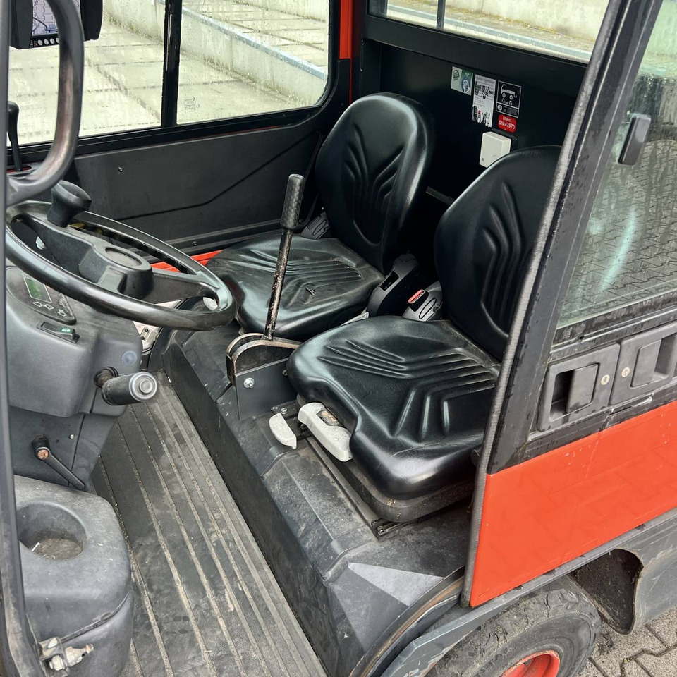 Linde P250 SWB (127) - Elektromos vontató: 3 kép. Linde P250 SWB (127) - Elektromos vontató: 3 kép.