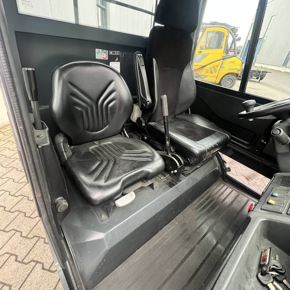 Linde P250 SWB (127) - Elektromos vontató: 3 kép. Linde P250 SWB (127) - Elektromos vontató: 3 kép.