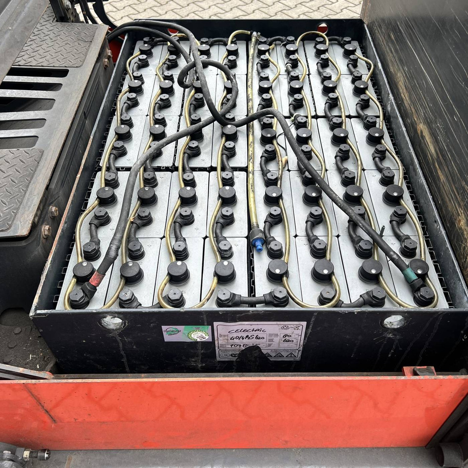 Linde P250 SWB (127) - Elektromos vontató: 4 kép. Linde P250 SWB (127) - Elektromos vontató: 4 kép.