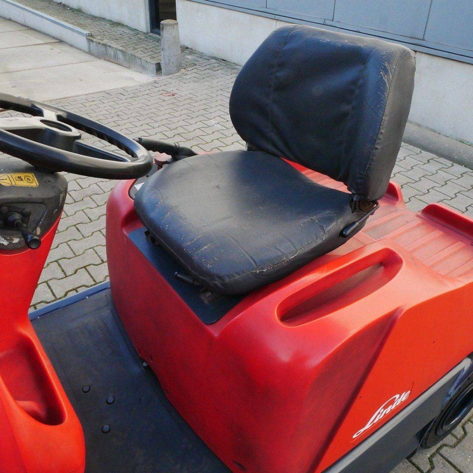 Linde P60Z (126) - Elektromos vontató: 5 kép. Linde P60Z (126) - Elektromos vontató: 5 kép.