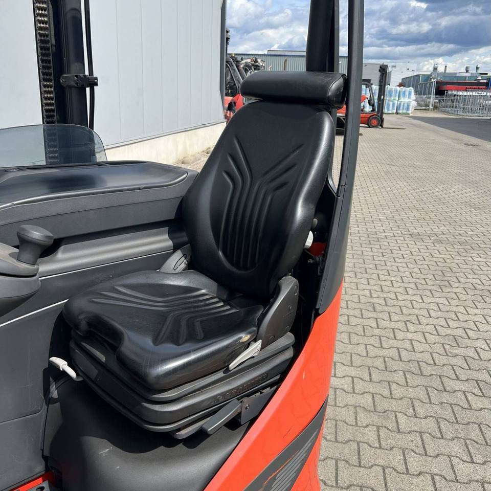Linde R12B (1120) - Tolóoszlopos targoncá: 3 kép. Linde R12B (1120) - Tolóoszlopos targoncá: 3 kép.