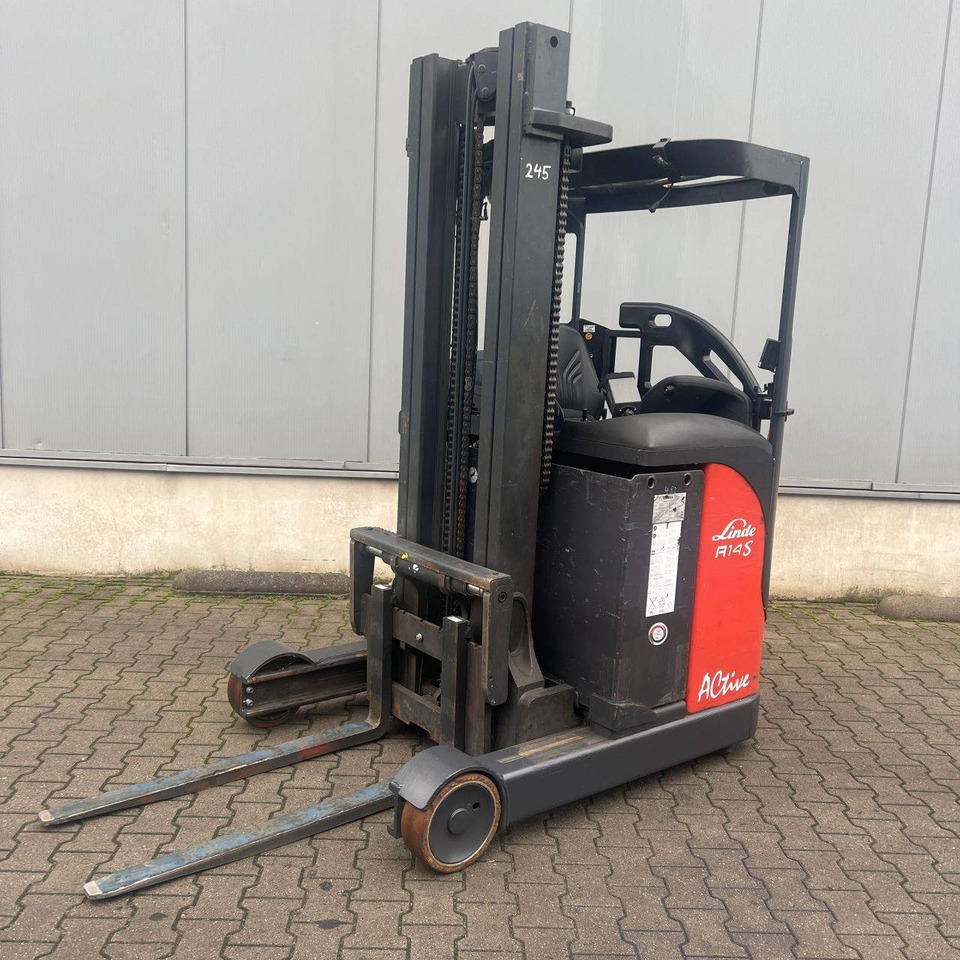 Linde R14S-12 - Tolóoszlopos targoncá: 2 kép. Linde R14S-12 - Tolóoszlopos targoncá: 2 kép.