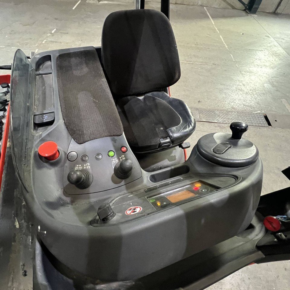 Linde R16 (1120) - Tolóoszlopos targoncá: 2 kép. Linde R16 (1120) - Tolóoszlopos targoncá: 2 kép.