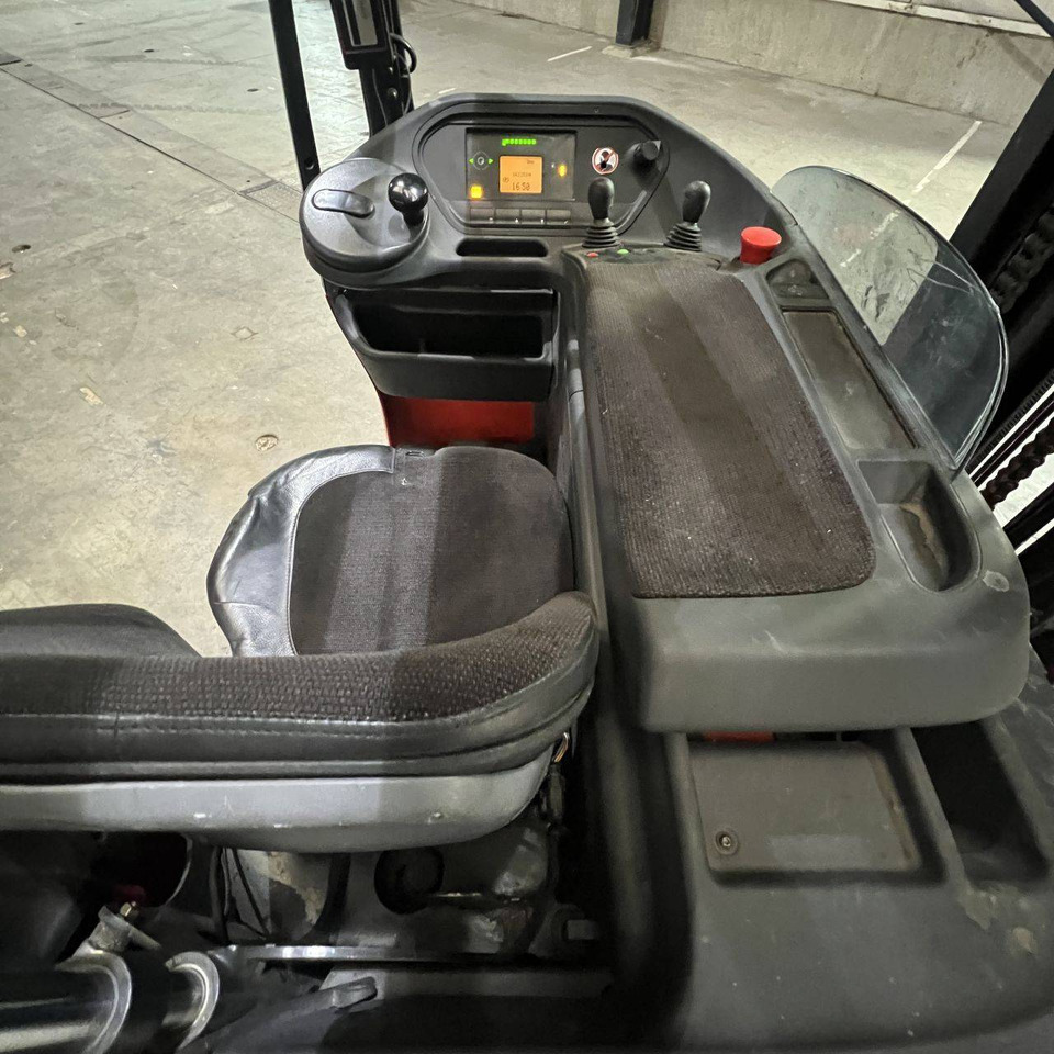 Linde R16 (1120) - Tolóoszlopos targoncá: 3 kép. Linde R16 (1120) - Tolóoszlopos targoncá: 3 kép.