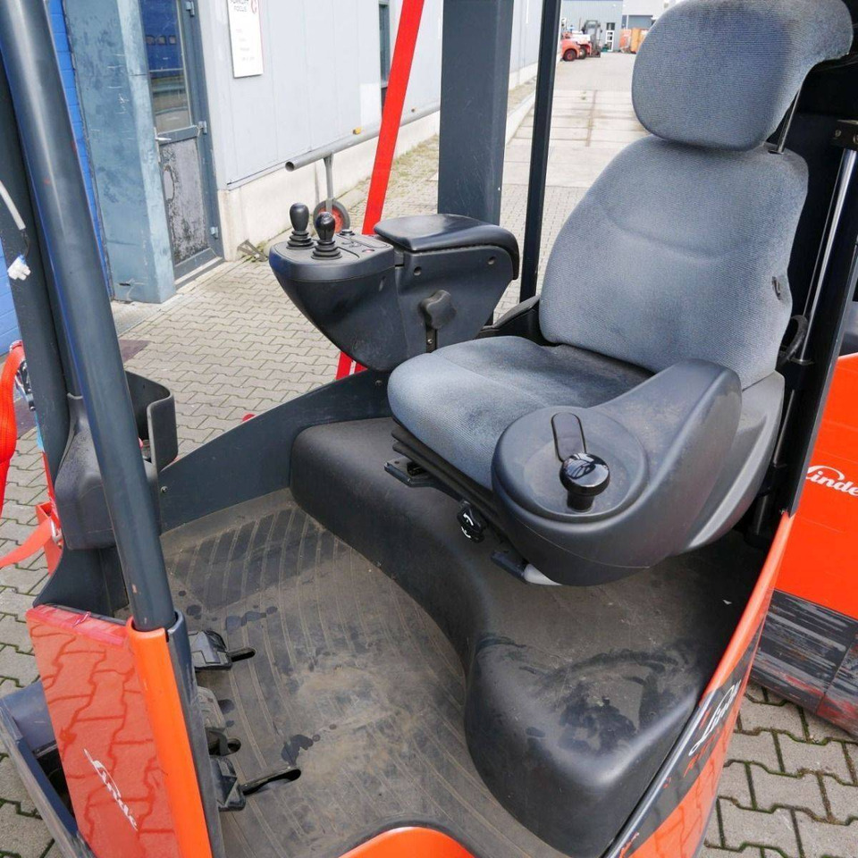 Linde R17XHD (116-03) - Tolóoszlopos targoncá: 3 kép. Linde R17XHD (116-03) - Tolóoszlopos targoncá: 3 kép.