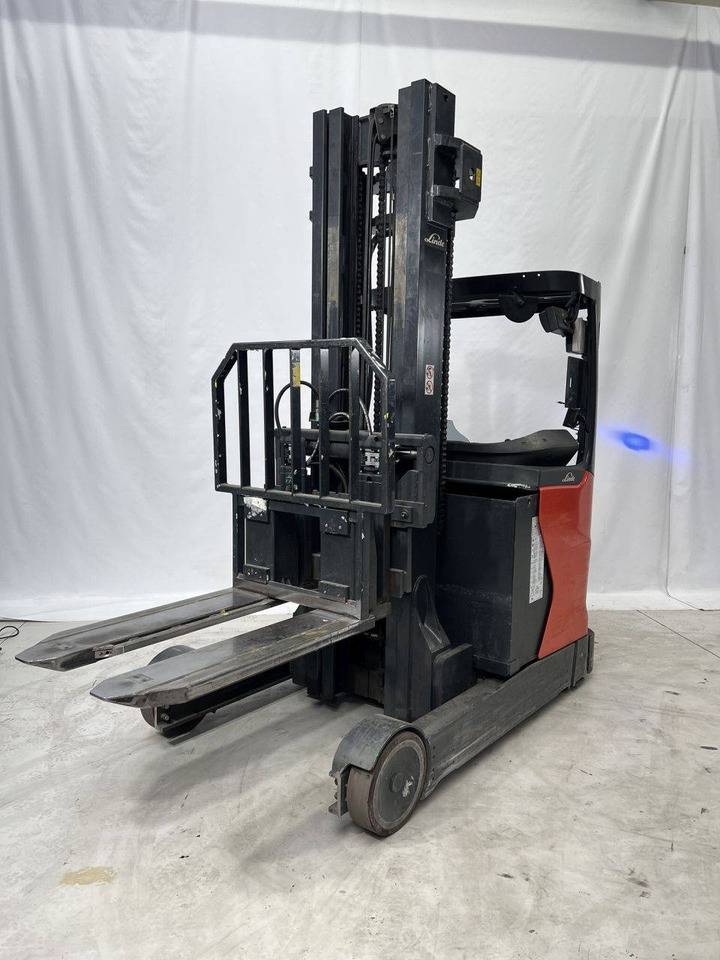 Linde R20 HD (1120) - Tolóoszlopos targoncá: 4 kép. Linde R20 HD (1120) - Tolóoszlopos targoncá: 4 kép.