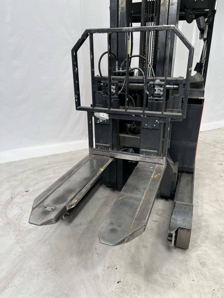 Linde R20 HD (1120) - Tolóoszlopos targoncá: 5 kép. Linde R20 HD (1120) - Tolóoszlopos targoncá: 5 kép.