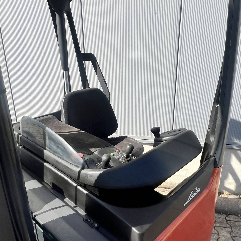 Linde R20G (1120) - Tolóoszlopos targoncá: 4 kép. Linde R20G (1120) - Tolóoszlopos targoncá: 4 kép.