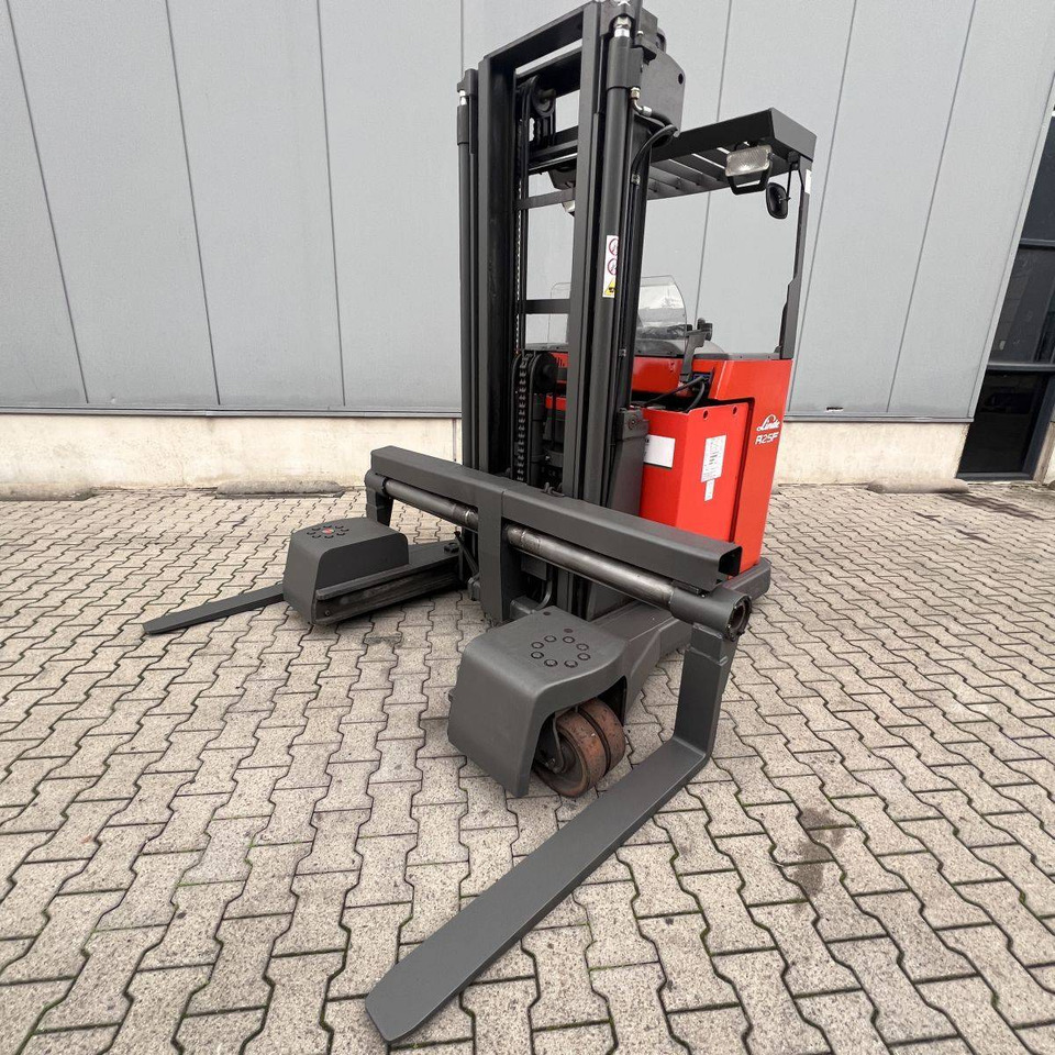 Linde R25F - Négyutas tolóoszlopos targoncá: 4 kép. Linde R25F - Négyutas tolóoszlopos targoncá: 4 kép.