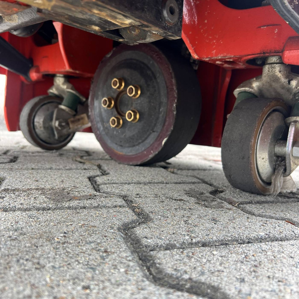 Linde T16 (1152) - Kézi raklapemelő: 4 kép. Linde T16 (1152) - Kézi raklapemelő: 4 kép.