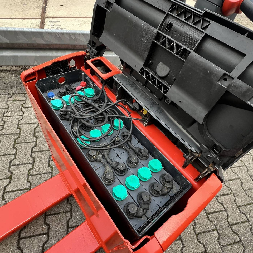 Linde T16 (1152) - Kézi raklapemelő: 5 kép. Linde T16 (1152) - Kézi raklapemelő: 5 kép.