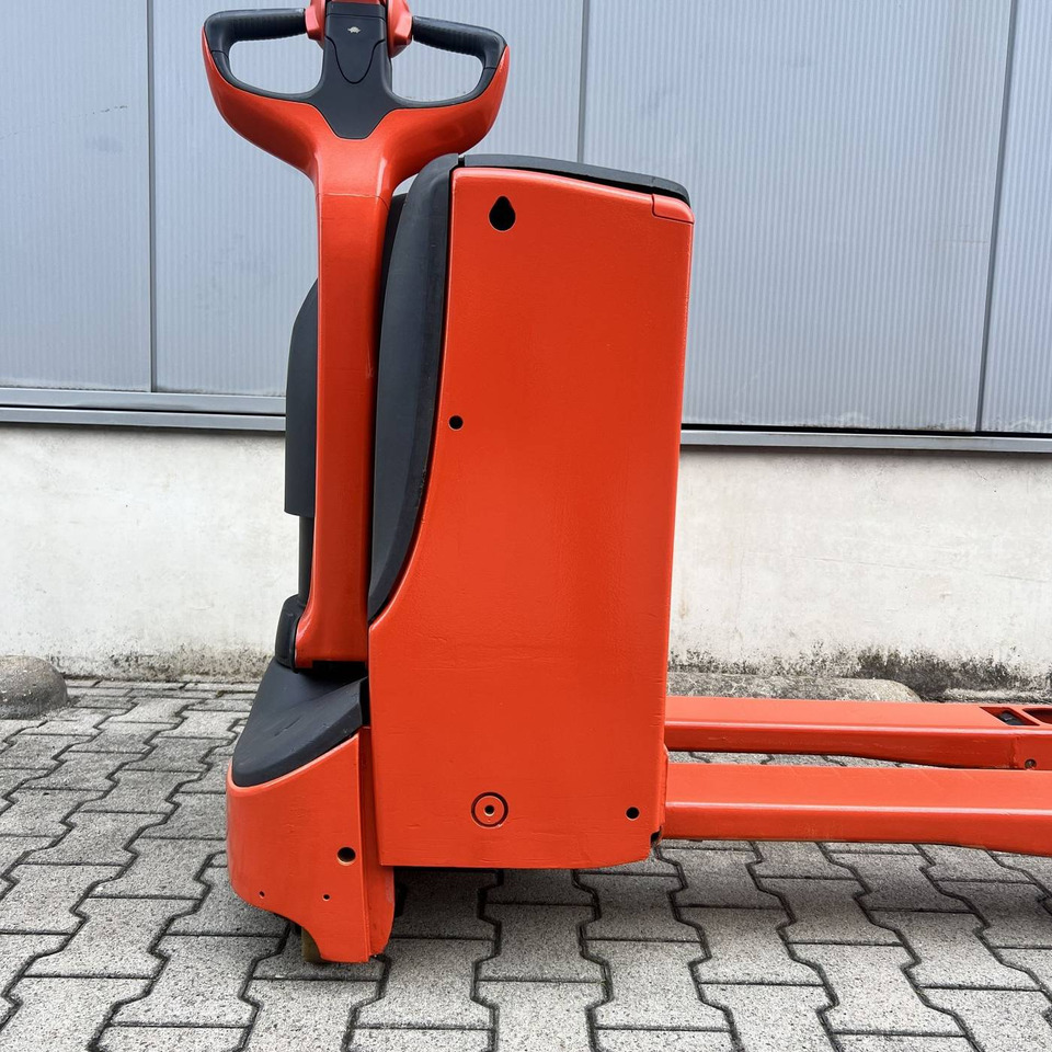 Linde T16 (1152) - Kézi raklapemelő: 4 kép. Linde T16 (1152) - Kézi raklapemelő: 4 kép.