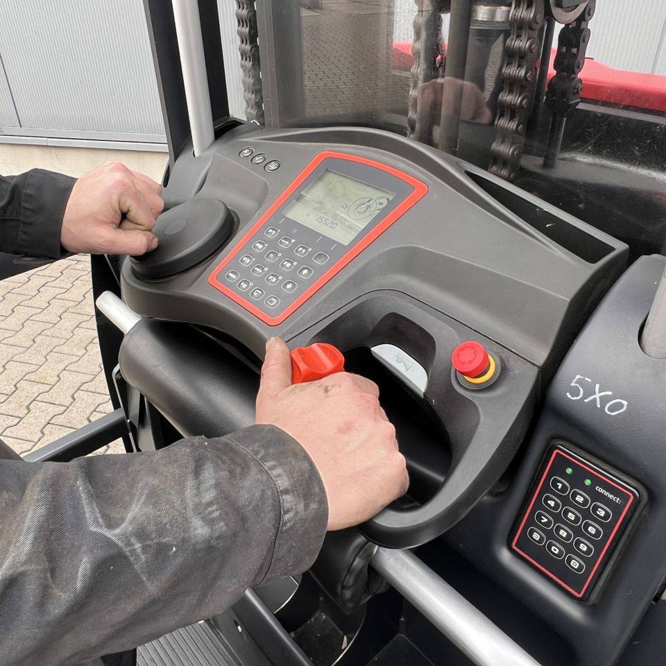 Linde V48 (5213) - Komissiózó targoncá: 5 kép. Linde V48 (5213) - Komissiózó targoncá: 5 kép.