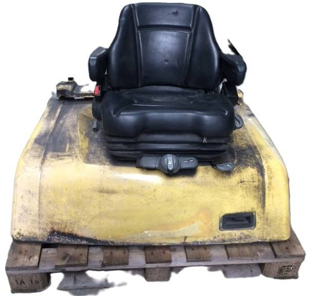 Motor cover with seat - Ülés - Anyagmozgató gép: 1 kép. Motor cover with seat - Ülés - Anyagmozgató gép: 1 kép.