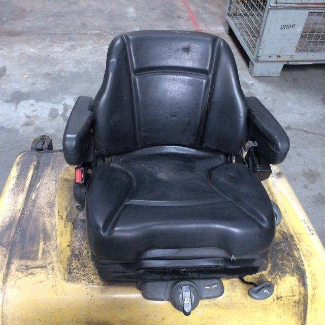 Motor cover with seat - Ülés - Anyagmozgató gép: 2 kép. Motor cover with seat - Ülés - Anyagmozgató gép: 2 kép.