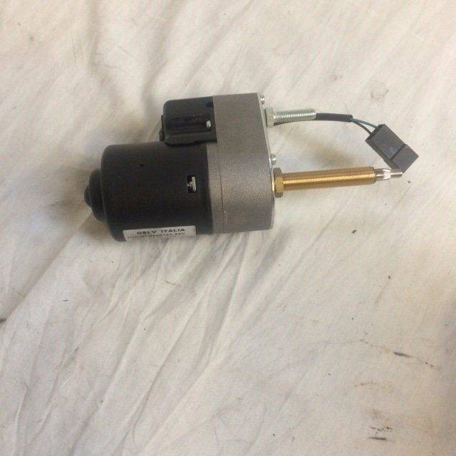 Motor, wiper for Caterpillar - Fülke és belső tér - Anyagmozgató gép: 1 kép. Motor, wiper for Caterpillar - Fülke és belső tér - Anyagmozgató gép: 1 kép.