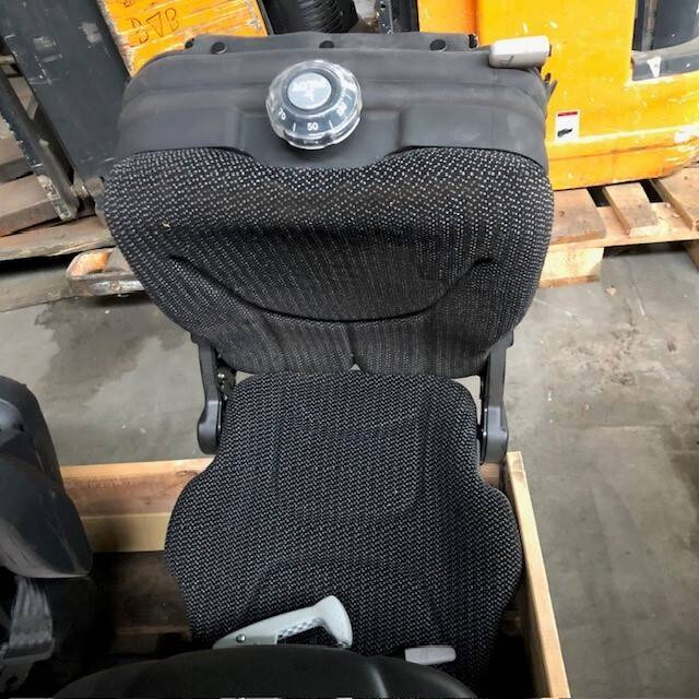 Pilot Seat 21/MN60 - Fülke és belső tér - Anyagmozgató gép: 2 kép. Pilot Seat 21/MN60 - Fülke és belső tér - Anyagmozgató gép: 2 kép.