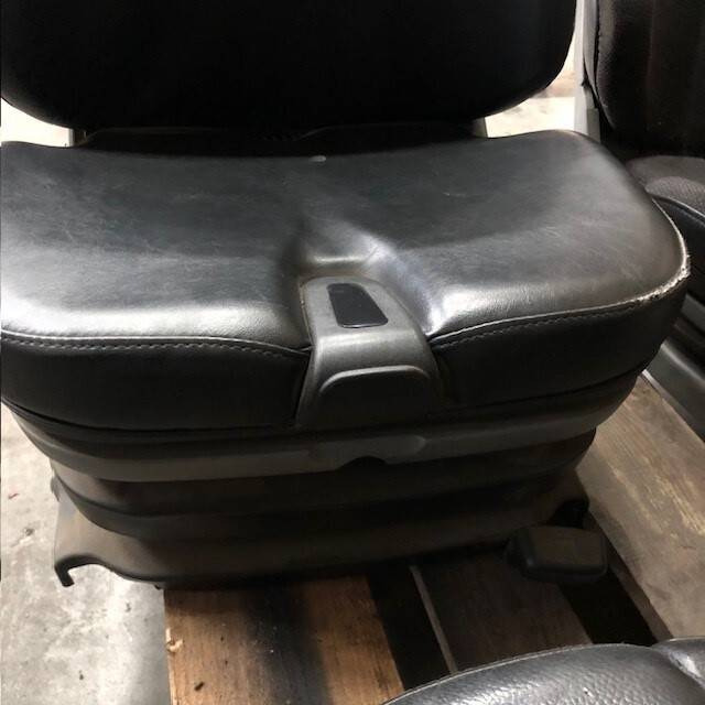 Seat for Linde 1120 series - Ülés - Anyagmozgató gép: 2 kép. Seat for Linde 1120 series - Ülés - Anyagmozgató gép: 2 kép.