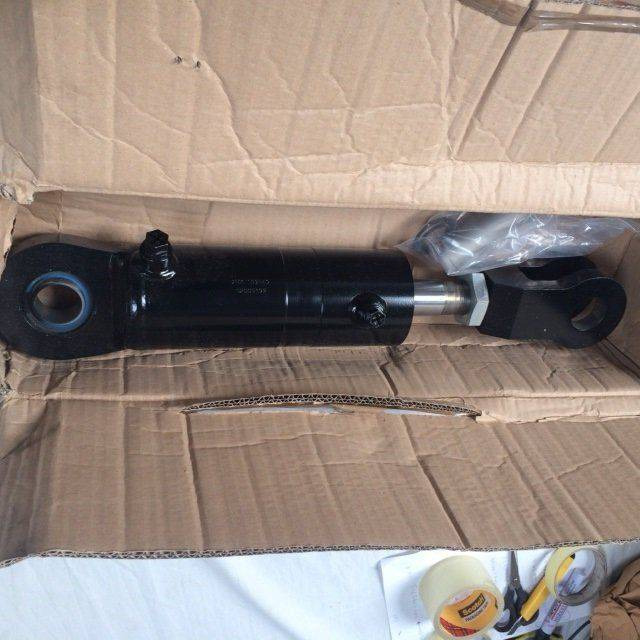 Tilt cylinder complete for Caterpillar - Hidraulikus henger - Anyagmozgató gép: 1 kép. Tilt cylinder complete for Caterpillar - Hidraulikus henger - Anyagmozgató gép: 1 kép.